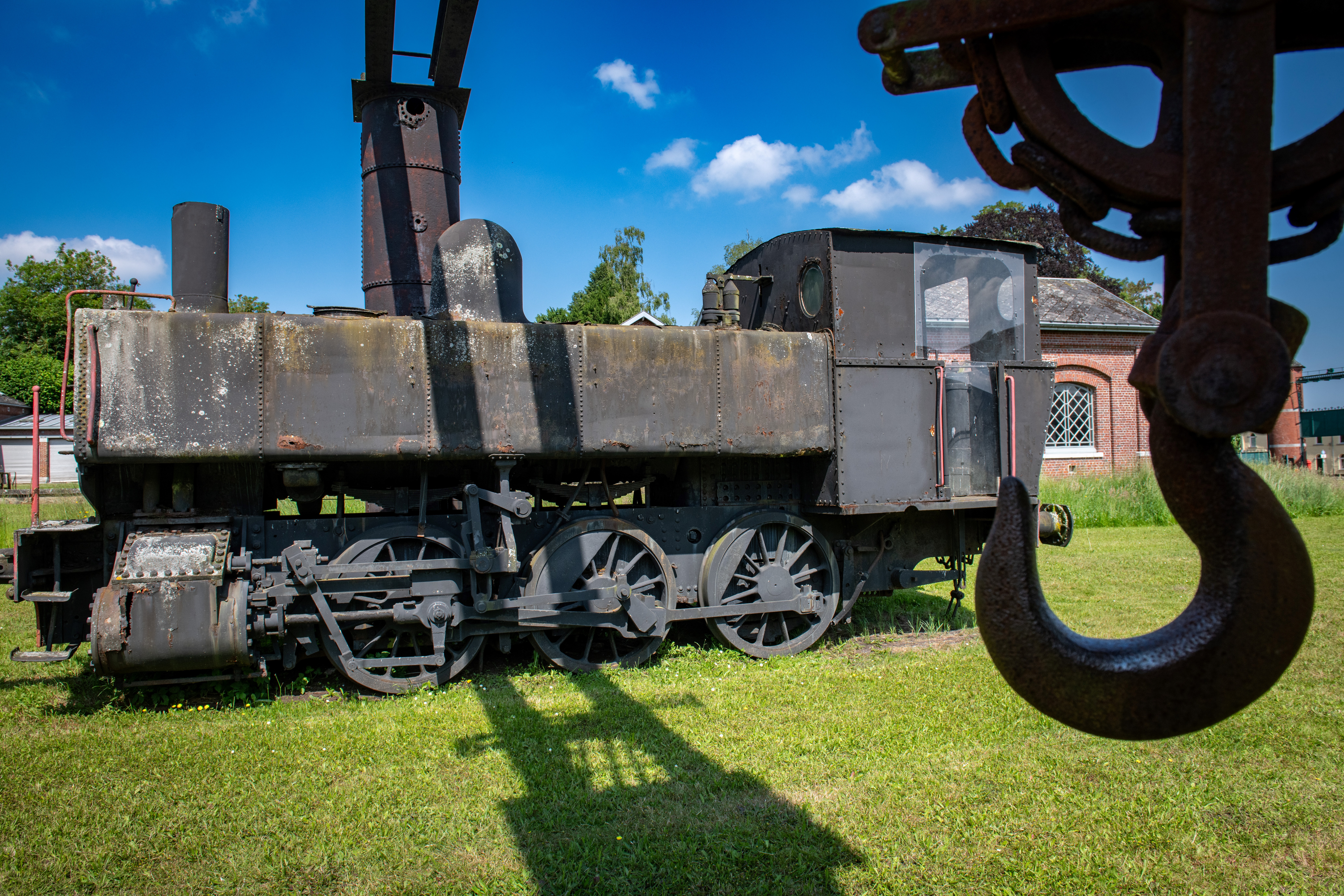 Le site minier regorge de patrimoine comme cette locomotive placée dans la cour des ateliers